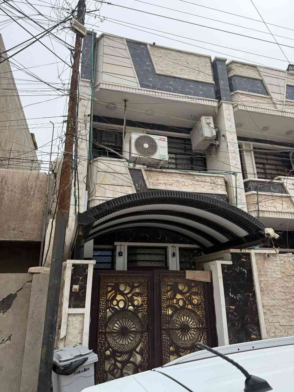 الدار للبيع 🏠 السعر 195 مليون وبي مجال 💵 هو والاثاث 👌يحتوي على ثمان سبالت شغالة البيت مفوووول👌
العنوان الشعب شارع عدن خلف محكمة الشعب 🌹
المساحة 80 م🏠 مدخلين👌
الواجهة 4 م 
النزال 20 م
يحتوي الطابق الارضي على كراج صغير وخدمات خارجية واستقبال ومطبخ معزول ومنور وخدمات وغرفة نوم 
ويحتوي الطابق الثاني على غرفتين نوم وخدمات وبيتونة وسطحين
للاستفسار اكثر يرجى الاتصال على الرقم التالي (متواجد هذا الرقم على الواتس اب والفايبر والماسنجر *********** )
او الاتصال على الرقم الاخر 
***********
او زيارة مكتب تبارك للعقار والمقاولات الكائن في شارع الاسواق المركزية قرب مطعم ميامي

