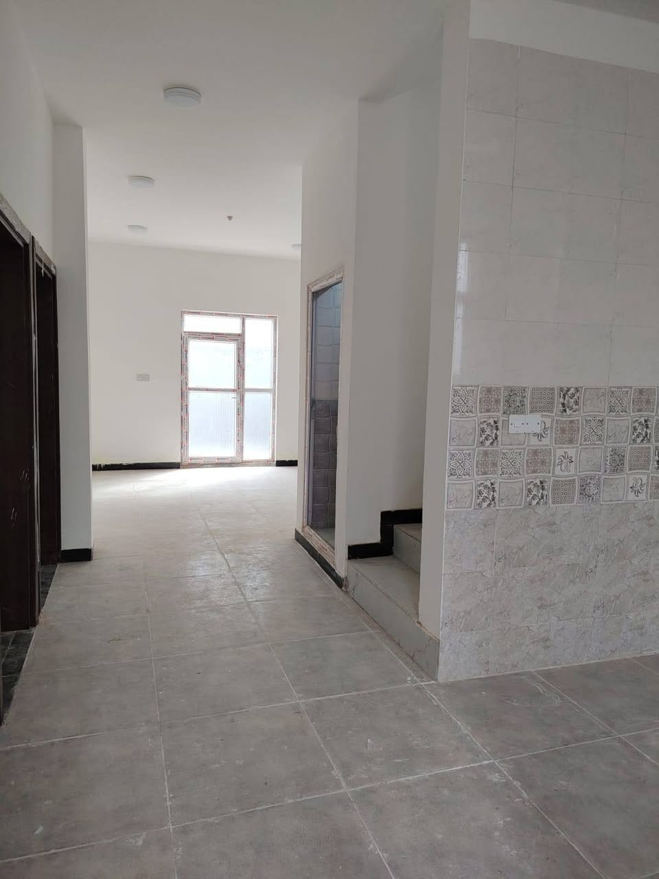 بيت 200 متر في مجمع السلام
مواصفات  البيت :طابقين 
الطابق الاول :غرفه نوم+صاله+استقبال +صحيات+مطبخ 
الطابق الثاني :غرفتين +صاله +صحيات +سطح عالي 
يوجد في البيت حديقه عدد٢اماميه وخلفيه وطارمه 
ملاحظه : البيت للبيع او السعر 
ملاحظه : بناء البيت بالكامل جديد 
للتواصل والاستفسار الاتصال على الماسنجر أو على الرقم ***********
