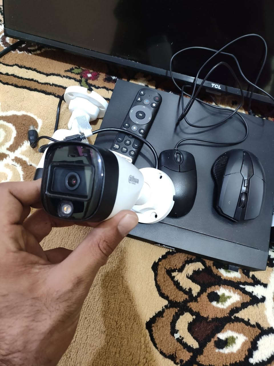 كامرات مع جهاز الدهوا مع شاشه مع ملحقاته مع ماوس عدد ثنين مع واير 30متر بعد ما مستخدم جديد تجي وتشد ما تحتاج اي شي  السعر 375وبيهن مجال  مكان القرنه ***********

