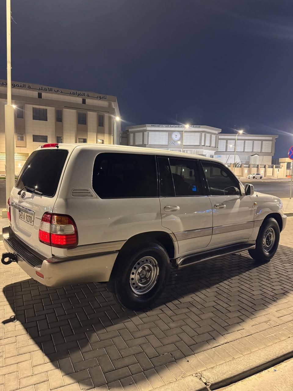 تيوته لاندكروز GXRموديل 2003
مصبوغه عام كلشي جاهز بيها حداديه تبريد تخم تاير ويل جديد فتحه ثلاجه فول مراصفات 
بسمي السياره تحويل مباشر  علواني بصره جنينه شارع التجاري ***********📞 ***********
السعر 140$ قابل للتفاوض Singapore
