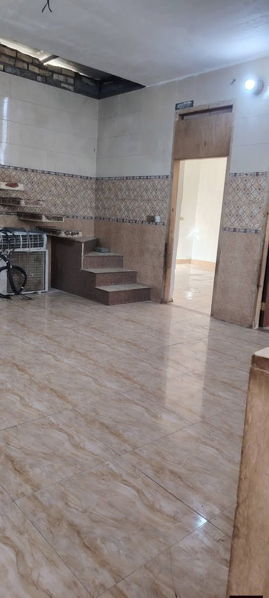 السلام عليكم  بيت 150 ليجار متر طابق واحد 
1 غرفة نوم و استقبال و حولي مطبخ كل غرف 7×7
حمام و  حديقاة 
كاشي و سرامييك  خدمات البيت 1 تانكي 2 ماطور 3 كيزر 

البيت كامل يعني جيب غراضك و كعد 

مكان البيت بغداد الزعفرانيه  قرب حسينيت المام المهدي 
شار سكلت ابو سعد المالكي 

الستفسار اكثر اتصل وبيك خير وتدلل  ***********
