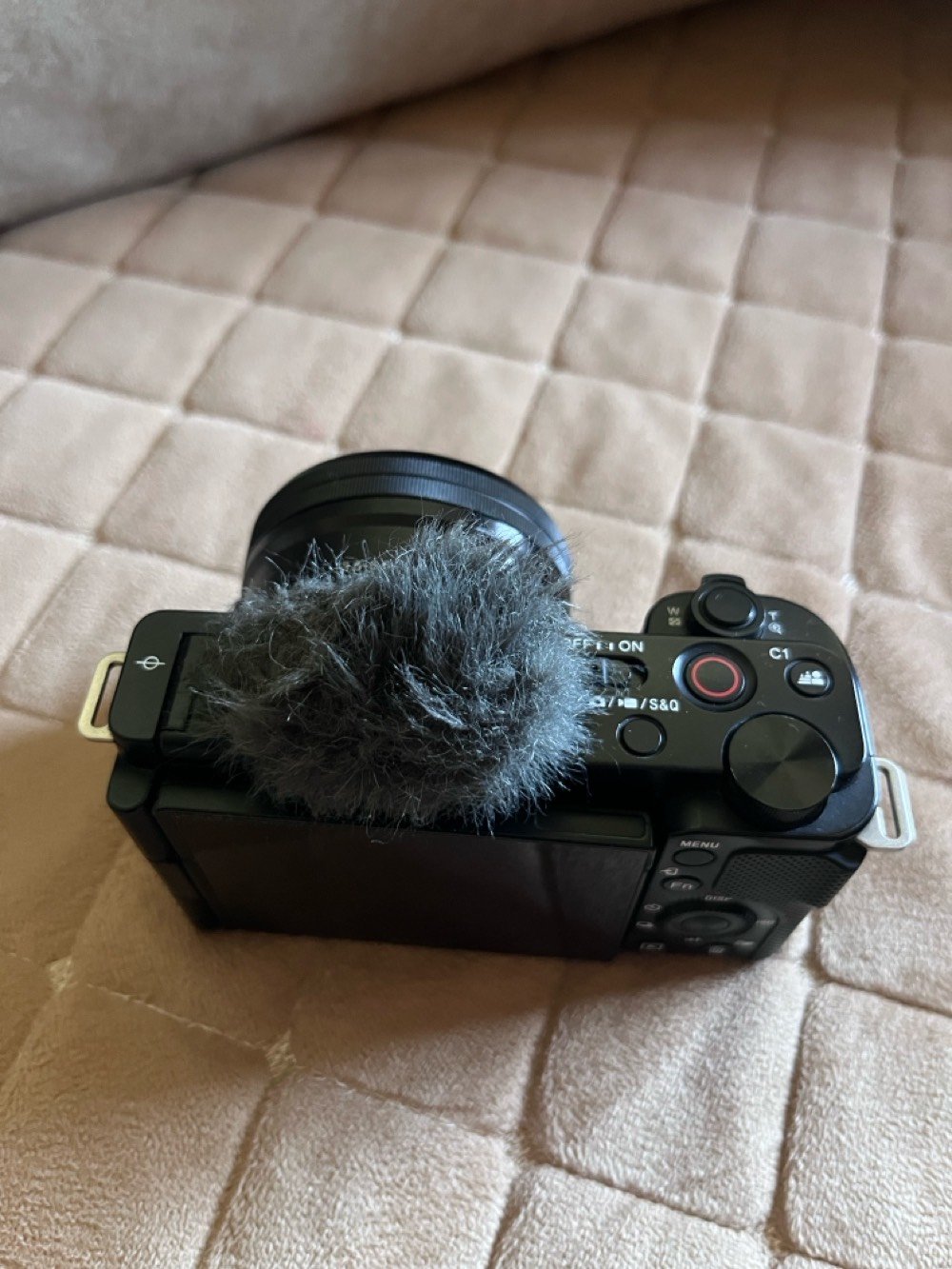 للبيع — كاميرا Sony ZV-E10

🎥 Sony ZV-E10
حالة ممتازة ونظيفة جدًا ✨

المواصفات:

* 📷 24.2MP APS-C
* 🎬 تصوير 4K
* 🎞️ 4K 30fps
* ⚡ Autofocus سريع ودقيق
* 🔄 شاشة متحركة
* 🎙️ مدخل مايكروفون
* 📡 Wi-Fi + Bluetooth

الملحقات عدستها اصليه حزام الكامره علبة الكامره 3 بطاريات وشاحنه 
شترها 25 واي ضرر مابيها مكفوله فوله  
سبب البيع تطوير معدات
محافظتي بابل  
بيها مجال بسيط
