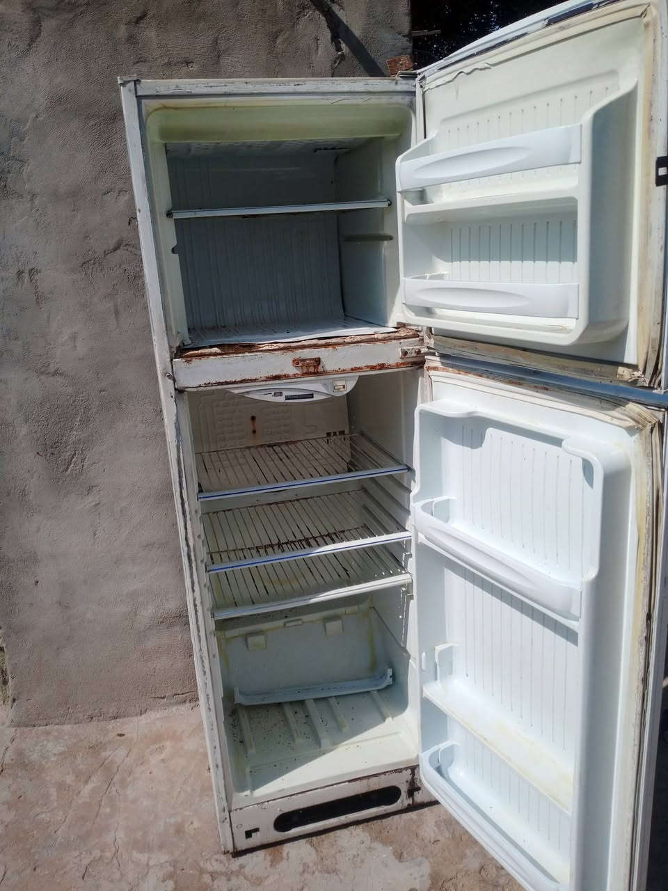 ثلاجه للبيع بس لفريزر يشتغل بيها نضيفه شوف عينك شرط تشغيل ماداخله تصليح سعره 75وبيه مجال ***********
