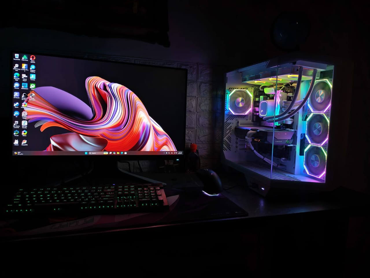 للبيع PC Gaming / Workstation 🔥
🖥️ المواصفات:• 
•CPU : Ryzen 5 9600X
•GPU : Gigabyte RX 9070 XT 16GB OC
 •M.B : ASUS PRIME B650 PLUS Wi-Fi
• RAM : TEAMGROUP T-FORCE DELTA 32GB CL30 DDR 5 •STORAGE : WD BLUE SN5000 1TB Gen4
• COOLER : DeepCool LE720 Liquid Cooler
• PSU : Segotep 850W Gold Full Modular
• CASE : SAMA NEVIEW 2851A White
زائد شاشة كيمنك 244 هيرتز
ماوس اتاك شارك X11 بروو 
كيبور ريد دراگون 
سماعة گيمنك محيطية من هاڤات
يو بي اس اوفلاين 3 كي في 
زائد ميز تفصال العرض 180 و الطول 120 
ملاحضة ابيع كامل ما ابيع قطع 
جميع كراتين القطع موجودة 

📌 استخدام خفيف لمدة 10 أشهر فقط
📌 الجهاز نظيف جداً مكفول من الشخط
📌 مكفول من مشاكل السوفتوير والهاردوير
📌 الجهاز بحالة الجديد لدرجة بعده ما مستحق تبديل معجون حراري
📌 الحرارة والأداء ممتازات جداً وتجربة جاهزة للفحص
‎💰 السعر: 4,250,000دينار�والسعر بي مجال جداً بسيط
للتواصل ***********
ما متواجد فيس
