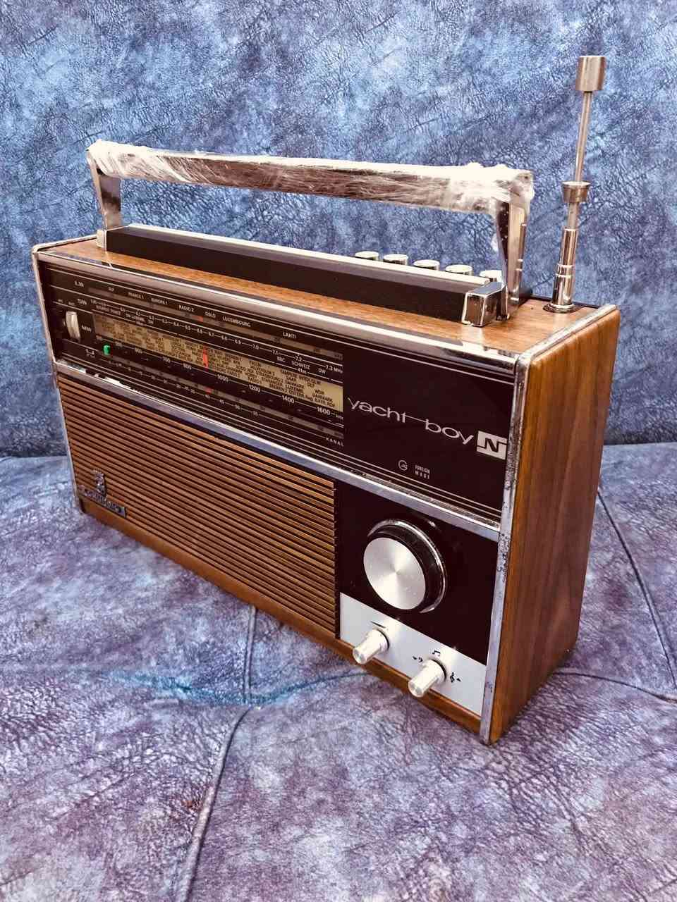 للبيع 🎻
تحفه من شركة كرونديك 📻
MODEL-Grondig-Yacht-Boy N210
جهاز عملاق بسحب وصوت جداً راقي🔉
صناعة الجهاز المانيا 🇩🇪 1070 
نظافة الجهاز 95 % على شركة 
🎼 FM / MW / SW / LW نظام الجهاز 
المظهر الخارجي من الباغه والخشب 
كهرباء  220 V  + بطاريات 🔋 🔋🔋🔋🔋🔋
عرض الجهاز 38 سم وزن الجهاز ثقيل 
للاستفسار اكثر مراسلة الصفحة 
وات ساب *********** اتصال ☎️
