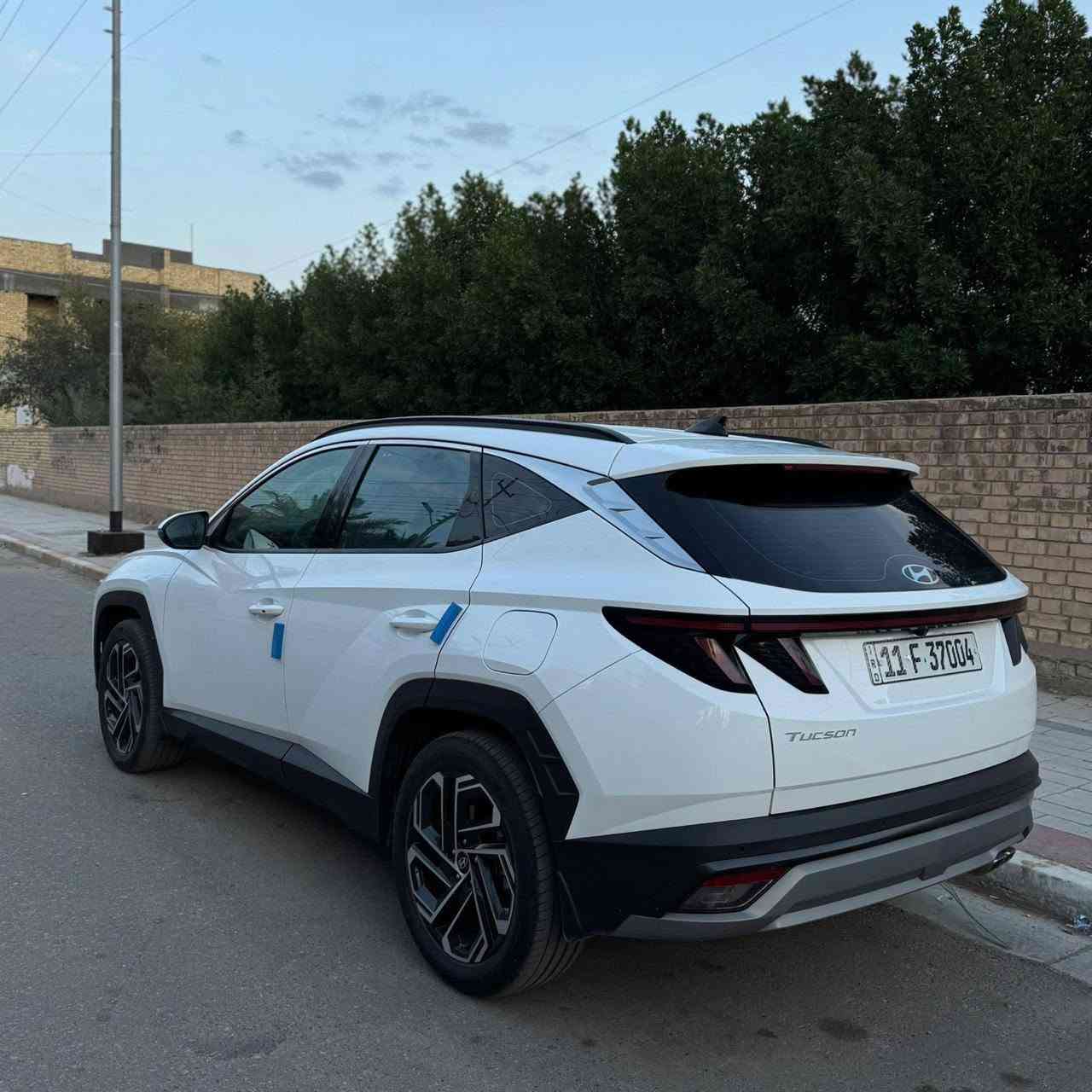 سيارة توسان ٢٠٢٥خليجي مكفولة كفالة عامة مكينة ٢٠٠٠ دوش 
سيارة ماشية ١٤ الف رقم بغداد 
١- كشنات امامية كهرباء 
٢- ترحيب بالمرايا (شفط)
٣- تشغيل عن بعد 
٤- بردات خلفية 
٥- تحكم ستيرن جهتين مع تحكم قيادة + تثبيت سرعة 
٦- كاميرا خلفية 
٧- حساسات امامية + حساسات خلفية 
٨- شادلها عازل حراري٥ جامات  + تظليل الجامة الخلفية
٩- قطعتين تبريد 
١٠ - جنطة كهرباء 
١١- شحن لاسلكي 
١٢- تشغيل بصمة دخول ذكي 
١٣- اوتو هولد + سايد بريك كهربائي
١٤- اربع أنظمة قيادة 
١٥- تحديد مسار 
السيارة تحت ضمان الشركة
هذا رقمي : *********** عمارة, ميسان
