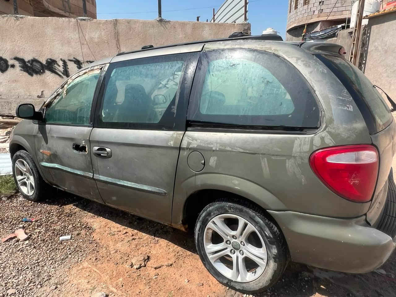 السلام عليكم عندي هاي الدوج الكرفان ٢٠٠٤ سياره مكينه مكفوله توني مبدلها حاويه المكينه كشرها نضيف بي تعديلات بسيطه السياره عطلها كهربائيات فيزوات او كطع لان جانت ماتشجن دينمو وماسويتها ضلت واكفه مكاني البصره ابي الخصيب سعر السياره ٤٢وبيها مجال نسيت شغبه السياره باب السايق مضروب وبابها موجود ماشاده وياها هم دعاميه ودرع وحداديه كامله وياها بعض الشغلات لسياره  ***********
