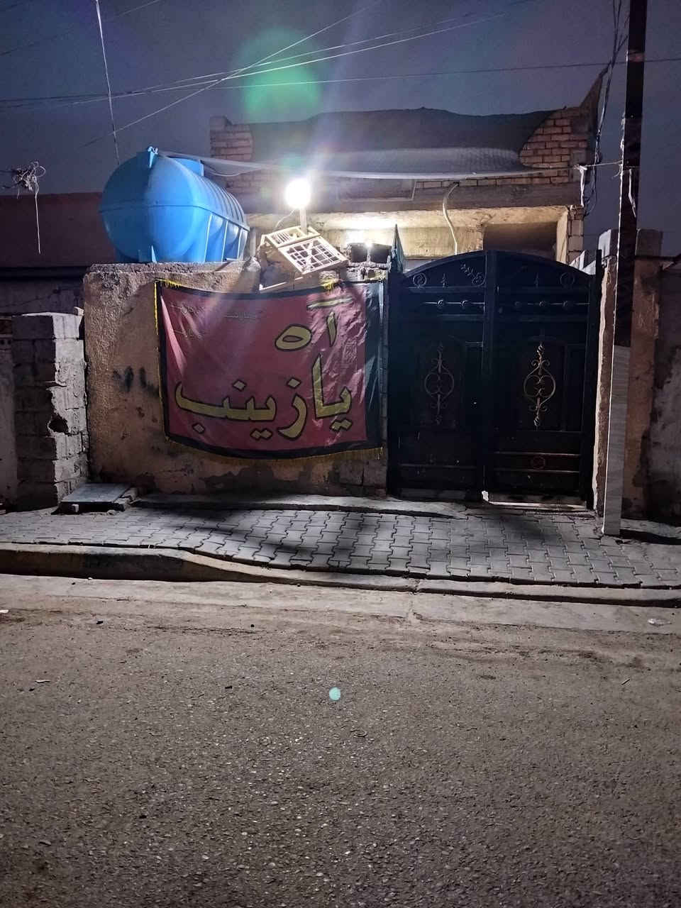 بسلام عليكم الدار للبيع مساحته 100مترالعنوان خدمات مسقط قرب حسينية الزهراء وقطعه أرض للبيع 100مترنفس مكان البيت(ريهم مراوس)الستفسارعلى هذا الرقم***********

