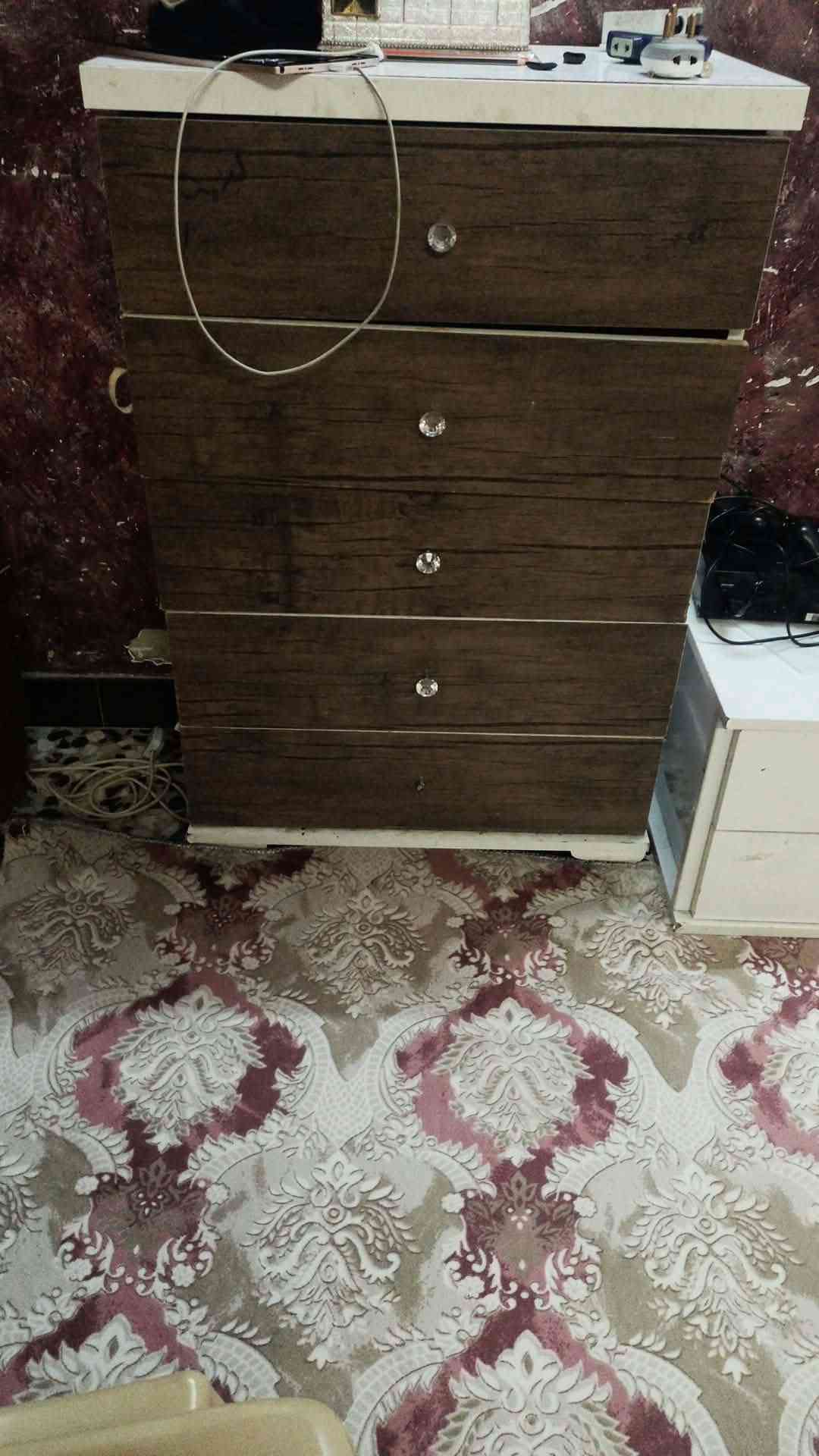 سلام عليكم عندي غرفه نوم مستعمله تركيه 5قطع رايده 200 الف

نص مكتوب في الصور:
- هذا بمكان موجود مجرات
- هذا مجرات مال كنتور
- هذا میز توالیت کامل هوه مرايه