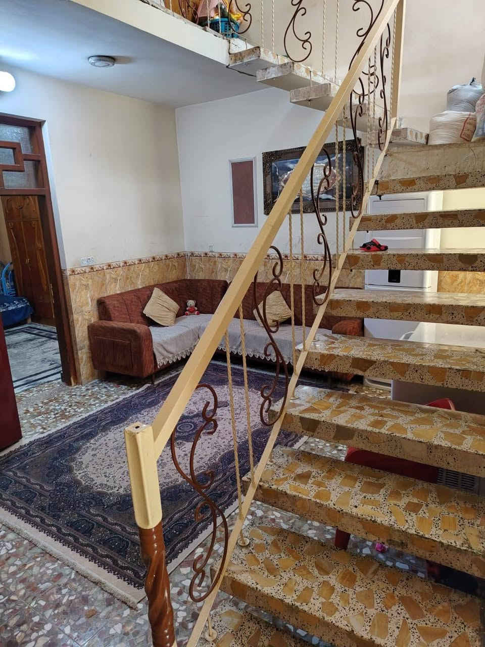 دار للبيع ...دار للبيع
طابو ملك صرف ..

المساحة :110 متر 
الواجهة : 5.5 
النزول : 20 

يتكون من طابق واحد
كراج + ديوانية وصالة ومطبخ وصحيات خارجية وداخلية وغرفة نوم وترك 
مع بيتونة وسطح مع ستارة .
بيت نظيف ومرتب كما موضح بالصور .

المكان : بغداد _ كفاءات العبيدي.. قرب مستوصف الكفاءات.. الشارع المؤدي إلى المستوصف.

موقع ممتاز مقابله شارع حرف T

السعر : 127 وبه مجال 

للاستفسار الاتصال بالرقم

***********  وبه واتساب
