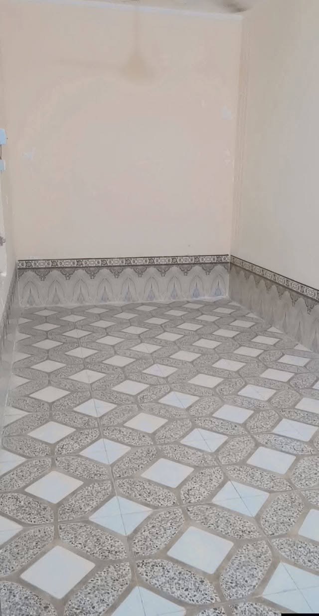 السلام عليكم يوجد بيت الايجار المكان دجين قرب فرن الصمون البيت نظيف ومرتب يتكون من غرفتين وصاله ومطبخ وصحيات داخليه وخارجيه وديوانيه سعر الايجار 250 قفل ايجار مال 3 أشهر مقدمه الاستفسار *********** امجد للعقار مستعدون لكافة العروض
