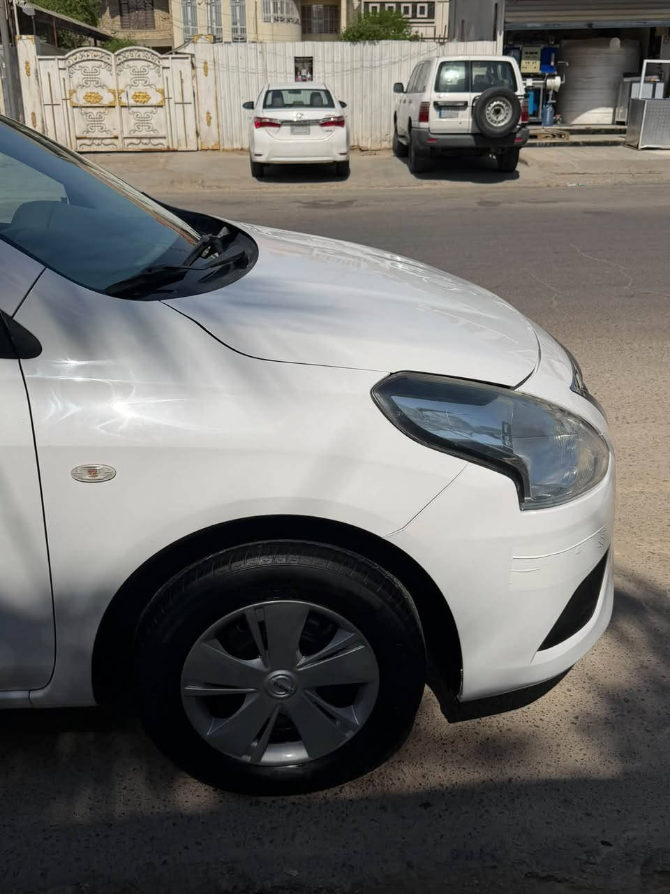 سلام عليكم نيسان سني 2018 هندي بليته زركه 

محرك وكير ع وضع الشركه مامفتوحات شرط 

السياره جديده وجاهزه مابيها نقص ابد
تخم تاير 
تبريد ثلج 
شاشه + كامره 
تحكم مقود 
يدات نيكل بلاد 
جناح خلفي 
مكفوله من الضربه والصبغ والتبديل عده رصعات بسيطات ومسحوبات بارد  
مكاني بغداد البلديات 
وسعرها 97 وبيه مجال بسيط للشراي 
***********
