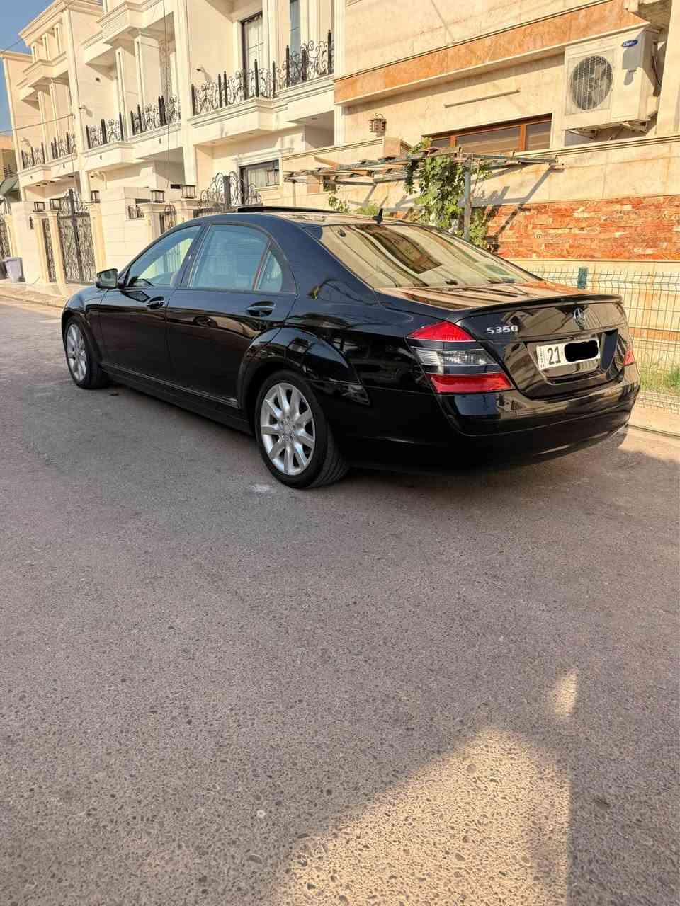 mercedes benz s class 350 2008
فول مواسەفاتە و سلایتە و حەساسی پێشو پشتە کوشن سارد و گەرمە و ٢٥ جولەی کوشنی هەیە ئاوینە شەفتە و دەرگا سەحبە و ئۆتۆ بریکە و ٣ جام پەردەی کارەبایە و لایت زینۆنە و دەرگا گەورەی ڤیئایپیە و زۆر مواسەفاتی تریشی هەیە و هەموو شتتکی لەسەر دەقی شەریکە ماوەتەوە سەیارەکە بەنزینە و زەمانە و گێر و مەکینە و کارەبایات و هەموشتیکی بەشەرتە و لەسەر دەقی شەریکە ماوەتەوە 
تەنهە دەرگا و جاملغی دواوە بەس پەمپە وەتا بۆ جوانی پەمپ کراوەتەوە بی لیدران یانی ژورەی نەگرتوە و ئیرباگەکەنی هیچی نەتەقیوە (١٦٦mile) رۆیشتوە
رقم تلفۆن
(***********)
(***********)

مرسيدس بنز S350 موديل 2008

مواصفات كاملة وفل أوبشن، حساسات أمامية وخلفية، مقاعد تبريد وتدفئة مع 25 حركة للمقعد، مرايات جانبية قابلة للطي (شفط)، إغلاق أوتوماتيكي للأبواب، ستائر كهربائية على 3 زجاجات، إضاءة زينون، وباب كبير VIP، بالإضافة إلى مواصفات أخرى كثيرة.

السيارة تعمل بالبنزين، والمكينة والكيرس والكهرباء وكل شيء فيها مضمون ومتفق عليه مع الشريك حسب الاتفاق المكتوب.

فقط الباب الخلفي وزجاجه تعرضا لصدمة خفيفة من الخلف (بمب)، وتم إصلاحهما وتلميعهما بشكل جميل جداً بدون أي طرق أو دق، أي أن الهيكل (الشاصي) لم يُلمس إطلاقاً، والإيرباگ لم ينفجر أبداً.

قطعت السيارة مسافة 267,460 كم تقريباً.

📞 للتواصل:
(***********) أربيل, العراق

