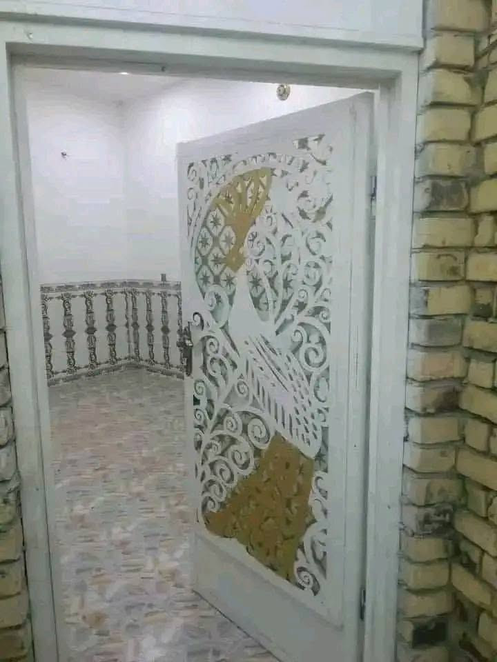 يوجد بيت للبيع مساحته 100 متر ركن كونكريت طابقين طابق الأول متكون من غرفة وصاله ومطبخ وبراني وصحيات داخليه وخارجيه وطابق ثاني غرفتين وصاله وحمامات السعر خاص والشراي بيه خير ويدلل ***********واتساب متواجد
