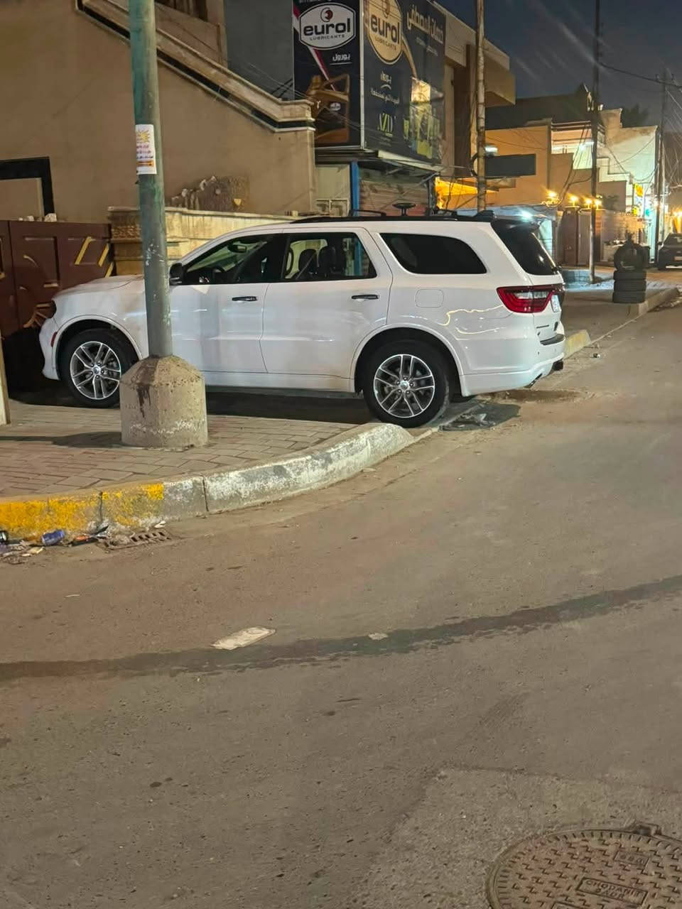 ياالله السلام وعليكم للبيع دوج دورنكو موديل 2021 فئة السيارة GT فول للأخير السيارة اني الي مستوردها ومرقمها اجرة على ايدي وبيها خط علاوي اربيل وباج مكتب  ولون السيارة الأصلي فيلي اني صابغها بيضة وعندي صورة وفديوة لمراحل الصبغ مكينة كير مكفول تخم تاير صدر امامي خلفي كلة جديد منضومة تبريد كلة جديد السيارة جاهزة للشغل السعر ب250 وبيها مجال بسيط للشراي للاستفسار اكثر الاتصال  *********** احمد ابو جود
*********** علي ابو تيم  
ملاحضة الي يريد صور الحادث دزلي رسالة توصلك صور الحادث العنوان بغداد البنوك
