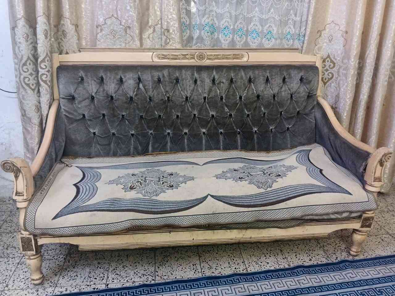 السلام عليكم تخم اربع مقاعد وقنفه ام ثلاث كوشات مثل ما موضح بالصوره بضرر قليل يحتاج له تنظيف السعر 75 قفل مكاني البياع للاستفسار اكثر ***********
