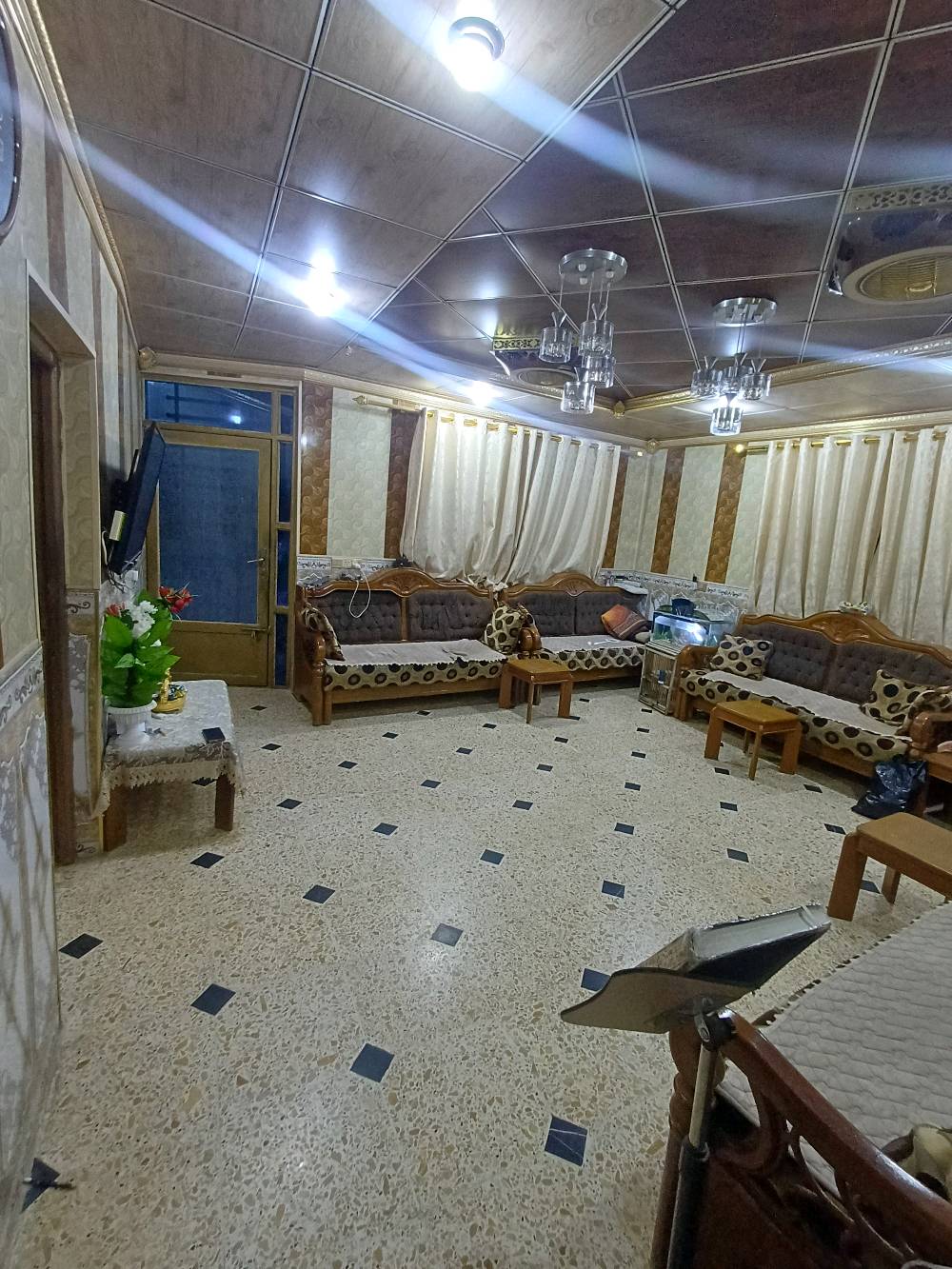 بيت للبيع في حي الهادي قرب مستشفى سامراء العام المساحة بالسند 285 واقع حال   400 وطالع من عنده محل ومشتمل 
السعر:300 وبيه مجال مع الاثاث 
طابو ملك صرف بيه غرفتين وهول وحمامين
للاستفسار: ***********
النزال 21 