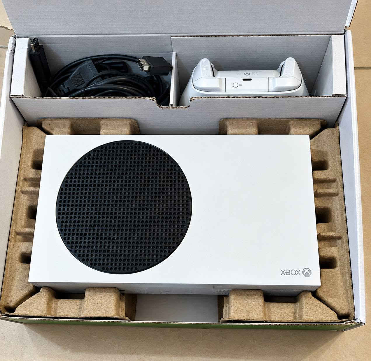 السلام عليكم 
Xbox series s 
ذاكرة 512
الجهاز نظيف جدا واستعمال قليل ، الملحقات من جوستك الاصلية ووايرات كاملة ويه الكارتونة 
+ بيه حساب مشتري لعبة gta 5 دائمية
سعر 400 وبيه مجال بسيط
مكاني حله
للاستفسار عالواتساب ***********
وهاي الصور
