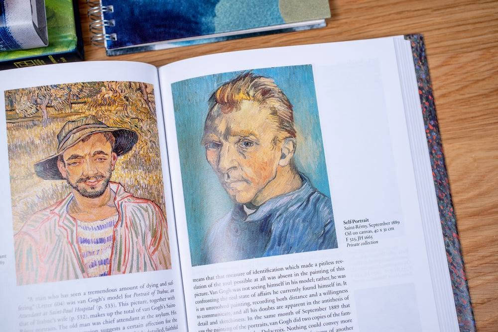 كتاب "فان گوخ - الأعمال الكاملة" (Van Gogh. The Complete Paintings)
السعر 50 الف
التواصل : واتساب *********** 

ورق زيتي 

 الوصف:
موسوعة فنية شاملة تضم جميع أعمال الفنان العالمي فينسنت فان گوخ. ورق زيتي + هارد گفر يقدم الكتاب دراسة توثيقية كاملة لحياة الفنان ورحلته الإبداعية، مصحوبة بجميع لوحاته الـ 871 مع تحليلات فنية وتاريخية لمراحل حياته المختلفة.
نوع الكتاب: كتاب فن وتاريخ فني / سيرة ذاتية وتوثيقية (Art & Art History / Catalogue Raisonné).

 المؤلفون: إنجو ف. فالثر (Ingo F. Walther) ورينر ميتزجر (Rainer Metzger).
الناشر: دار نشر TASCHEN (ضمن سلسلة Bibliotheca Universalis).

 أهم محاور وفصول الكتاب:
البدايات والتكوين (إيلين وحقول هولندا): المراحل الأولى وتأثره بالواقعية ولوحاته المظلمة مثل "آكلو البطاطس".
مرحلة باريس: اكتشاف انطباعية الألوان، الضوء، واللوحات اليابانية.
فترة آرل (جنوب فرنسا): الذروة الإبداعية واللوحات الشهيرة مثل "عباد الشمس" و"البيت الأصفر".
مصحة سان ريمي: إنتاج شاهكارات فنية خالدة من بينها لوحة "ليلة النجوم" (Starry Night).
الأيام الأخيرة في أوفير صور أواز: النهاية الدرامية وتوثيق آخر لوحاته قبل وفاته.
