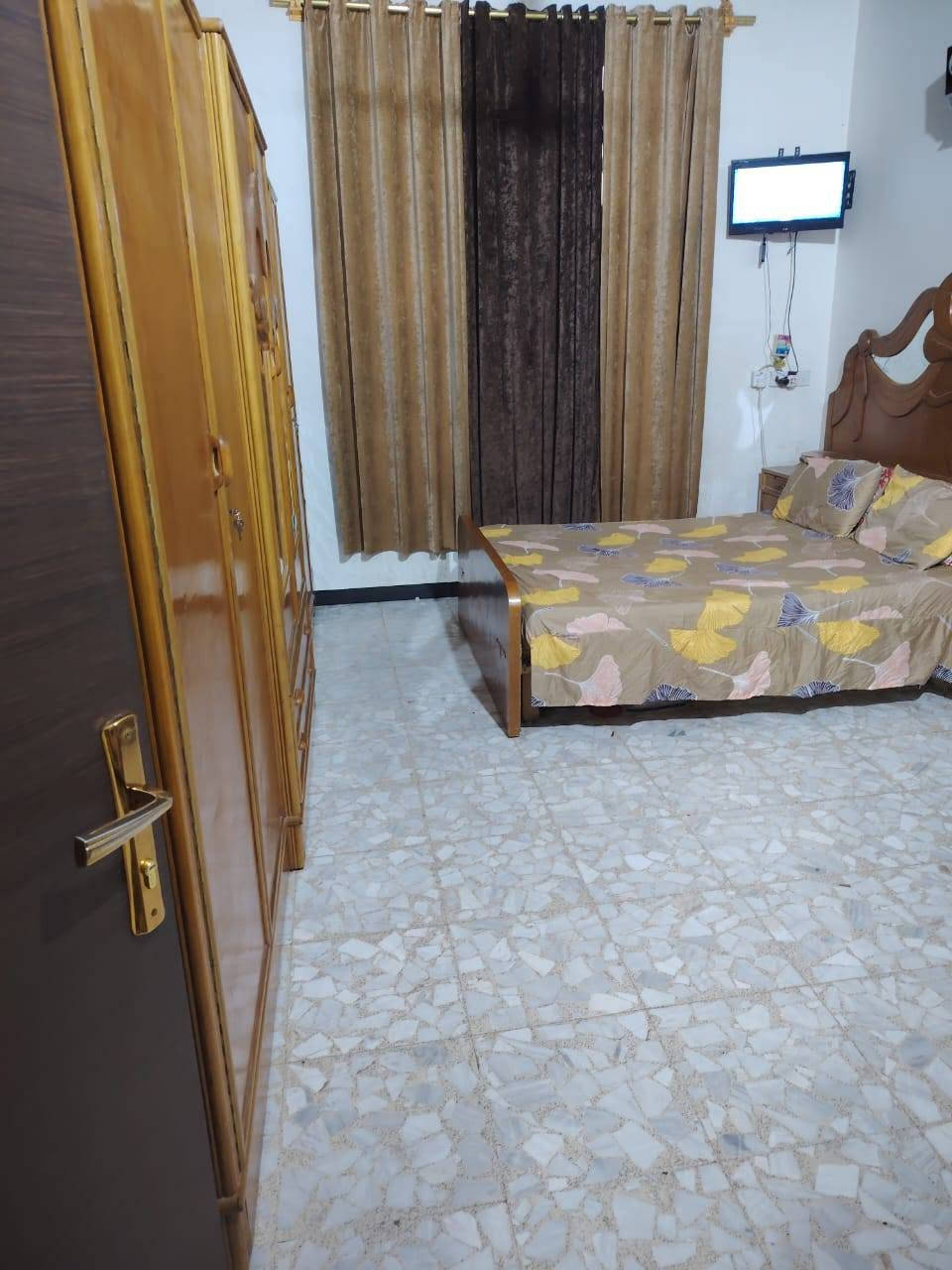 بيت للبيع مساحه 225 متر سهم ٢٥البيت طابقين حي الرياض  بيع مستعجل ***********
