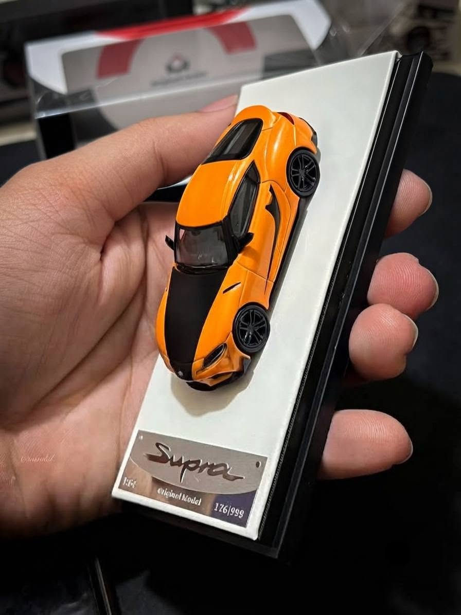 سلام عليكم متوفر
نوع السيارة: تويوتا سوبرا (Toyota GR Supra A90) بتصميم مستوحى من التيم الأسطوري لسلسلة أفلام Fast & Furious (ألوان البرتقالي الجريء والأسود الخاطف للأنظار). 

​القياس (Scale): 1/64 المصغرة بدقة احترافية.

​مستوى الدقة: تفاصيل دقيقة جداً تشمل التصميم الخارجي والخطوط العريضة بدقة مذهلة، ومثبتة على قاعدة عرض فاخرة مع غطاء أكريليك لحمايتها.
​الشركة المصنعة: Original Model. 
​النادرة والإصدار: إصدار عالمي محدود جداً يقتصر على 999 قطعة فقط حول العالم، والقطعة التي بين أيدينا تحمل الرقم المميز 176 من أصل 999! قطعة بل عالم
متوفر توصيل لكل لمحافظات 
للحجز ولستفسار وتساب فقط 
*********** سعر 40 شامل لتوصيل

نص مكتوب في الصور:
- @mcwbd