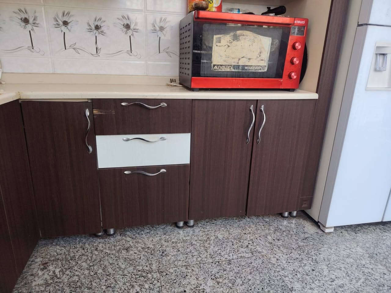 السلام عليكم كاونتر خشب mdf مستعمل ونظيف اربعه امتار مع ملحق اربعه  امتار نظيف مابيه كسر او اي شي سعر ٤٥٠ الف الله شاهد مشتغليه غالي
الشراي يتصل على هذا الرقم  ***********
