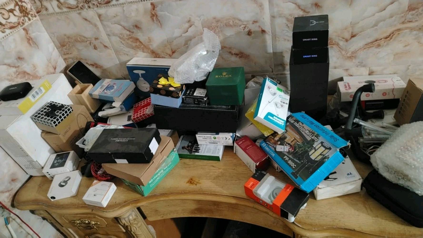 مجموعة اغراض بحدود ١٠ كراتين الكتروني وكهربائي ومنزلي للبيع شلعة وحدة..
السعر ٩٧٥ ألف مطروح نواعم كلش هواية
للتواصل واتس ***********