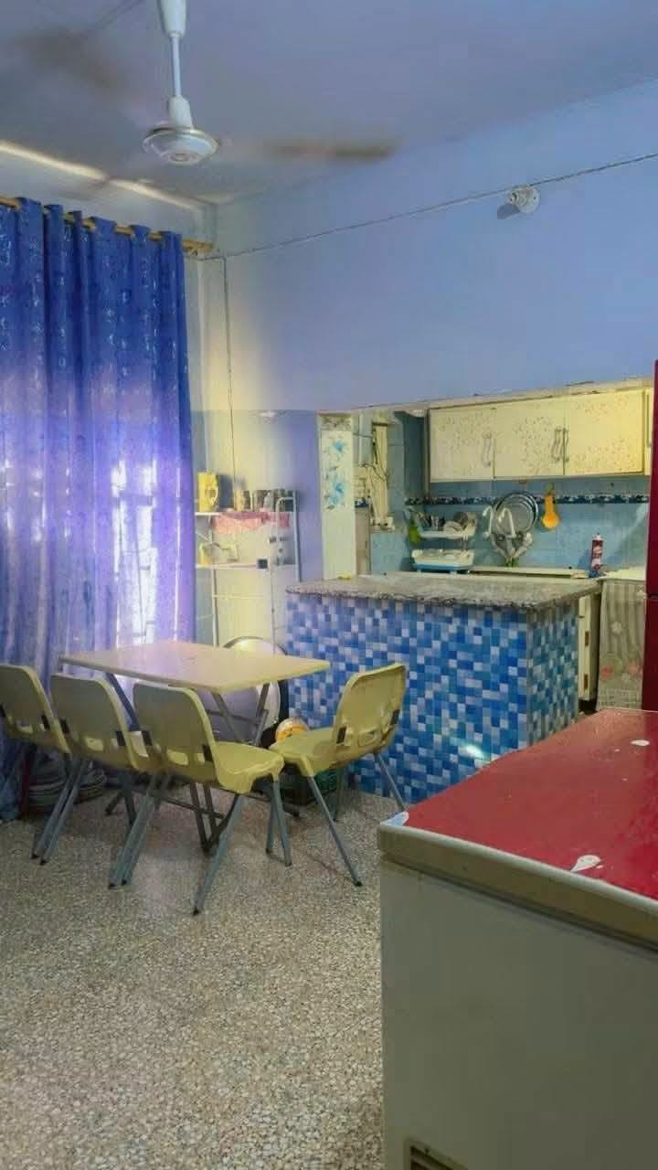 بيت للبيع  عنوان ديوانيه  بحي العسكري الاول خلف ملعب النجمه على ساحه.. مساحته 240 بناء قديم طابقين الطابق الاول كونكريت والثاني عكاده*********** هذا بي واتساب اتصل
