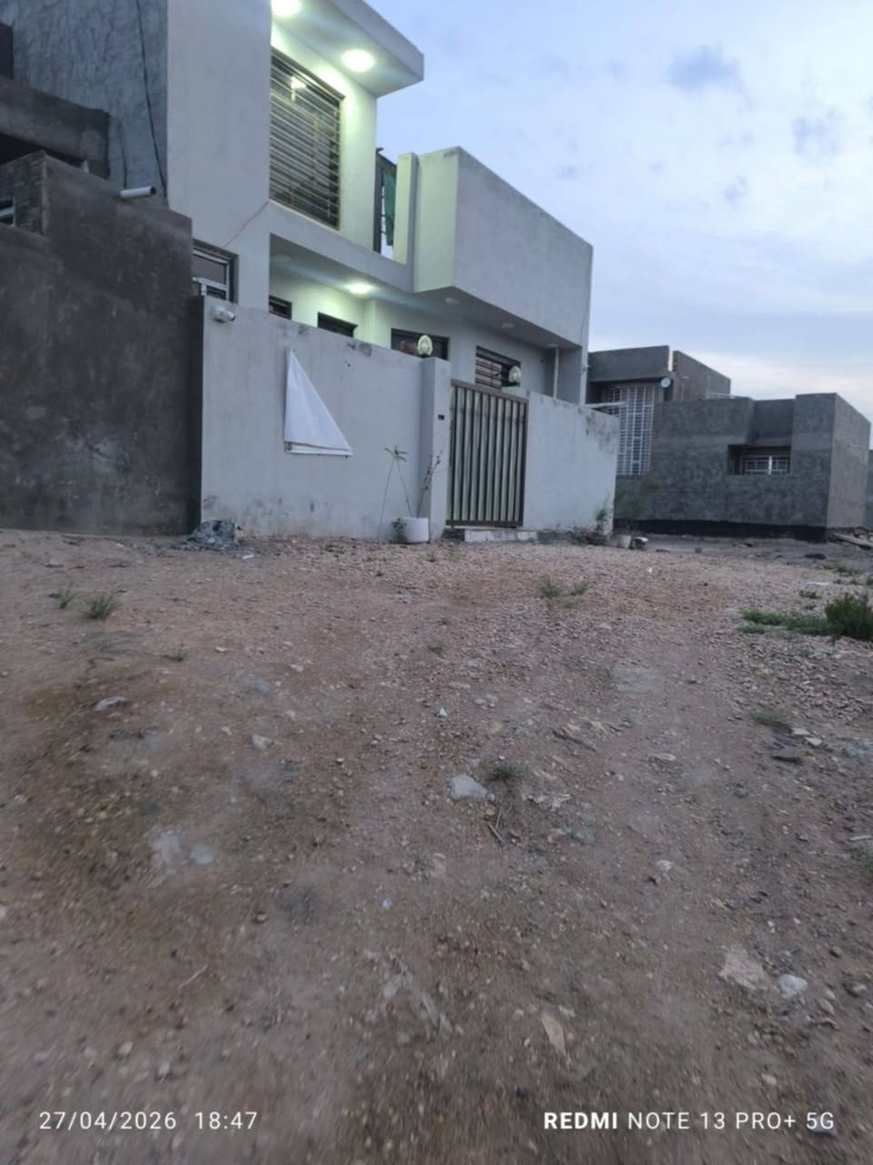 السلام عليكم 
دار سكني للبيع مساحه ١٠٠م مربع ١٠*١٠ 
تفاصيل البيت ،
نوع الجنس طابو زراعي سند٢٥
البناء طابوق 
السقف والدرج صب كونكريت مع الوساده ومرد ماء
الارضيه بورسلين 
عمل البيت درجة اولى 
الشبابيك حديد من النوع الثقيل 
صبغ البيت من الخارج والداخل من نوع جوتن مع الضمان،،،
موقع البيت قرب مزار العلويه شريفه ع ثاني قطعه عن التبليط التجاري 
التفاصيل أكثر الاتصال بالرقم ***********
السعر 72وبي مجال... بناء حديث..
