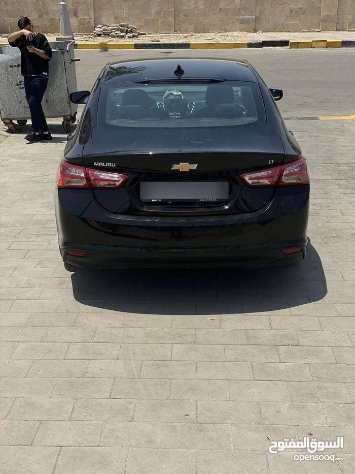 ماليبو 2022 LT 
بيع او مراوس حسب القناعة
الحادث موضح كما في الصورة من امريكا ومصلح بالخارج 
حادث عندي صار بالبصرة طابكه وطخها تكتك وسويتها بارد بالباب الي جنب السائق
#المواصفات :

▪️السيارة : ماليبو LT
▪️الموديل :2022
▪️المحرك : 4سلندر 1500 تيربو
▪️غرفة السيارة : كشنات قماش اسود بلادي
▪️رادار امامي
▪️حساس امامي 
▪️حساس خلفي 
▪️حساسات ورادارات الاجتياز الجانبية
 (نقاط عمياء)
▪️شاشة كبيرة للتحكم في ايعازات السيارة
▪️ بصمة تشغيل وتشغيل عن بعد
▪️لايتات عالي وناصي مع حاجب LED
▪️تحكم فول كهرباء لكرسي السائق والراكب
▪️تبريد قطعتين امامي وخلفي
▪️تدفئة لكشنات المقدمة مع تدفئة ستيرن
▪️تحكم ستيرن جهتين بلوتوث وحاكية وكروس سرعه
▪️نظام ABS مانع انزلاق
▪️منافذ USB امامي وخلفي
▪️السيارة جديدة وبوضع الشركة

 سعر السيارة  115
 عنوان السيارة : 📍 البصرة القبلة حي القائم

تفاصيل اكثر الاتصال على : *********** وتساب

نص مكتوب في الصور:
- السوق المفتوح opensooq.com
- السوق المفتوح
- opensooq.com