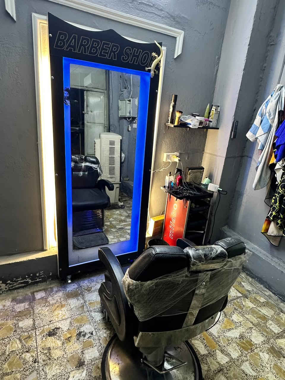 سلام عليكم عـندي اغراض حلاقه للبيع بسعر مناسب بغداد الحبيبيه الخاص موجود وذا تريد تخابرني على رقمي ***********
