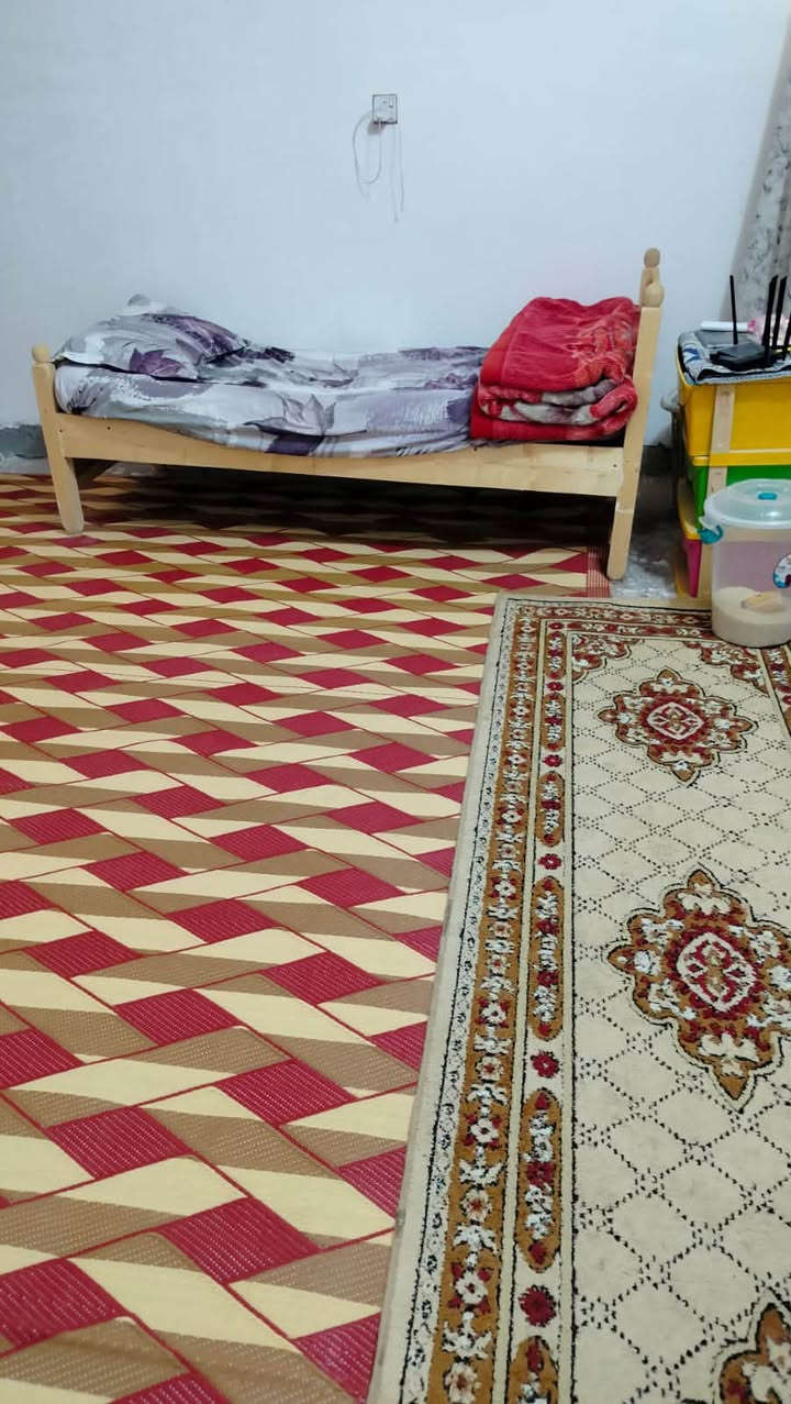 بيت للايجار نظيف بمجمع الروان
يحتوي على غرفة وصالة ومطبخ وصحيات

ايجاره مناسب

للاستفسار اكثر الاتصال على الرقم او مراسلة واتساب ***********
