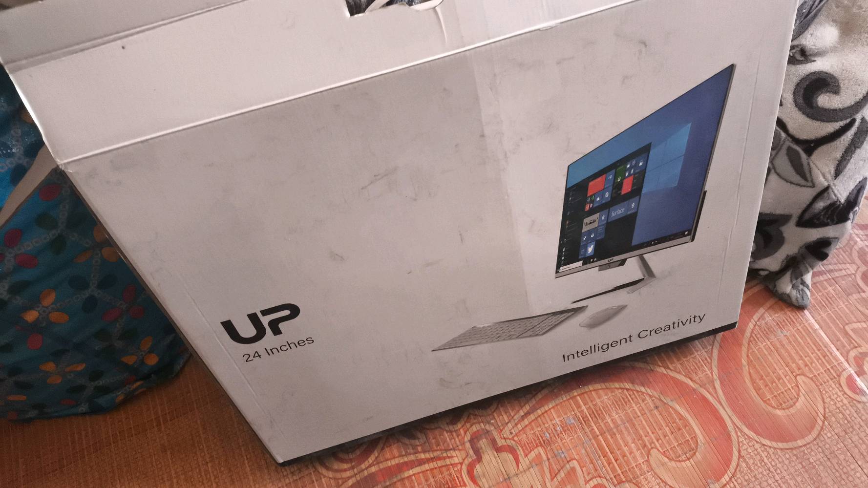 حاسبة "الكل في واحد" (All-in-One PC) ماركة UP للبيع 🖥️✨السلام عليكم شباب، عندي حاسوب متكامل (شاشة وبداخلها قطع الحاسبة، يعني ماكو كيس منفصل ولا هوسة وايرات وايرلس بالكامل)، الجهاز نظيف جداً وبحالة ممتازة وجاهز للاستخدام الفوري. مفيد جداً للدراسة، المحاضرات، التصفح، الأعمال المكتبية (Word, Excel)، وإدارة حسابات المحلات، وتشغيل ألعاب الموبايل الخفيفة (مثل لودو وغيرها) بسلاسة عالية.📊 المواصفات الكاملة للحاسبة:الموديل والإصدار الرسمي: UP-501المعالج (CPU): Intel Core i5-7200U (الجيل السابع، قوي وموفر للطاقة وميقوى حرارته)الذاكرة العشوائية (RAM): 8 جيجابايت (سلسة جداً بفتح البرامج والتنقل)الشاشة: شاشة ضخمة بحجم 24 بوصة بدقة عالية Full HD (ألوان واضحة ومريحة جداً للعين)نظام التشغيل: Windows 10 Enterprise (64-bit) نسخة مستقرة ومفعلة بالكامل🎁 الملحقات المرفقة مجاناً بالكرتونة:كيبورد لاسلكي (Wireless) أصلي نحيف وأنيق.ماوس لاسلكي (Wireless) أصلي تابع للجهاز.الوايرات ومحول الطاقة الأصلي. معى ماوسات اثنين هدية +سماعات محيطية +سماعات جانبية +كيبوردين خاص مفتوح ورقمي*********** والخاص مفتوح قابله للتفاوض