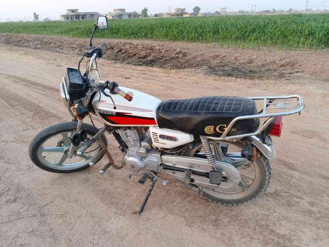 ماطور للبيع نضيف ما بي اي عيب  شرط تجي تفحص كدام العين كامل ما بي نقص منيفيس كامل 
السعر 370وبي مجال قليل حك الجيه 
المكان داخل الحويجه اتصل ***********
