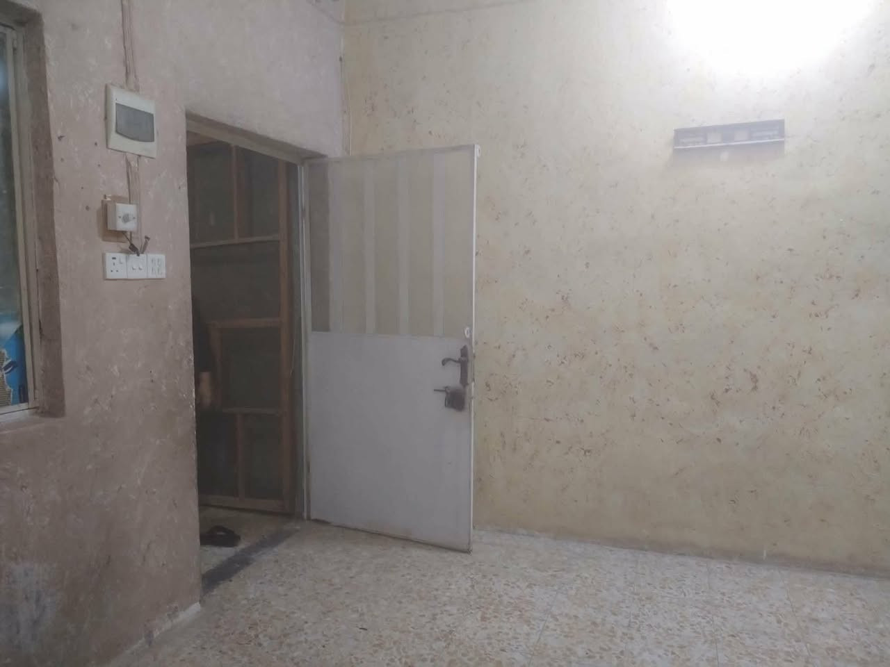 السلام عليكم يوجد بيت للبيع مساحه ١٨٠متر يتكون من غرفتين واحده كبيره والثانيه صغيره مع صاله ومنور واستقبال مطبخ خارجي مع مخزن خارج موجود ماء كهرباء انترنيت العنوان بابل محاويل مقابيل مركز شرطه المحاويل نوع العقار طابو زراعي الاتصال على الرقم المدون ***********   سعر 28 بيه مجال
