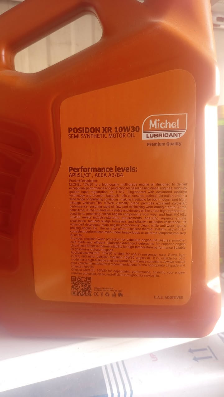 سلام عليكم
نوع الزيت:Michel Lubricant
اسم المنتج:POSIDON XR 10W-30
المواصفات:نوع الزيت: نصف تخليقي / مزيج تخليقي (Semi Synthetic / Synthetic Blend).  

درجة اللزوجة: 10W-30 (مناسب للتشغيل في درجات الحرارة المختلفة ويوفر تدفقاً سريعاً أثناء التشغيل البارد).  

السعة: 5 ليتر (5L e).  
مستويات الأداء والاعتمادات (Performance Levels):

الميزات والخصائص الرئيسية:
حماية المحرك: يوفر حماية من التآكل لزيادة العمر الافتراضي للمحرك.  

نظافة المحرك: يحتوي على منظفات متطورة تقلل من تكوّن الرواسب والشحوم وتدعم مقاومة الأكسدة.  

استقرار حراري: يحافظ على طبقة زيت مستقرة تحت أقصى ظروف الضغط ودرجات الحرارة العالية.
الزيت مصنوع في الإمارات العربية المتحدة (U.A.E.)؛
السعر: فقط 30 مع الفلتر
للتواصل : ***********
العنوان
