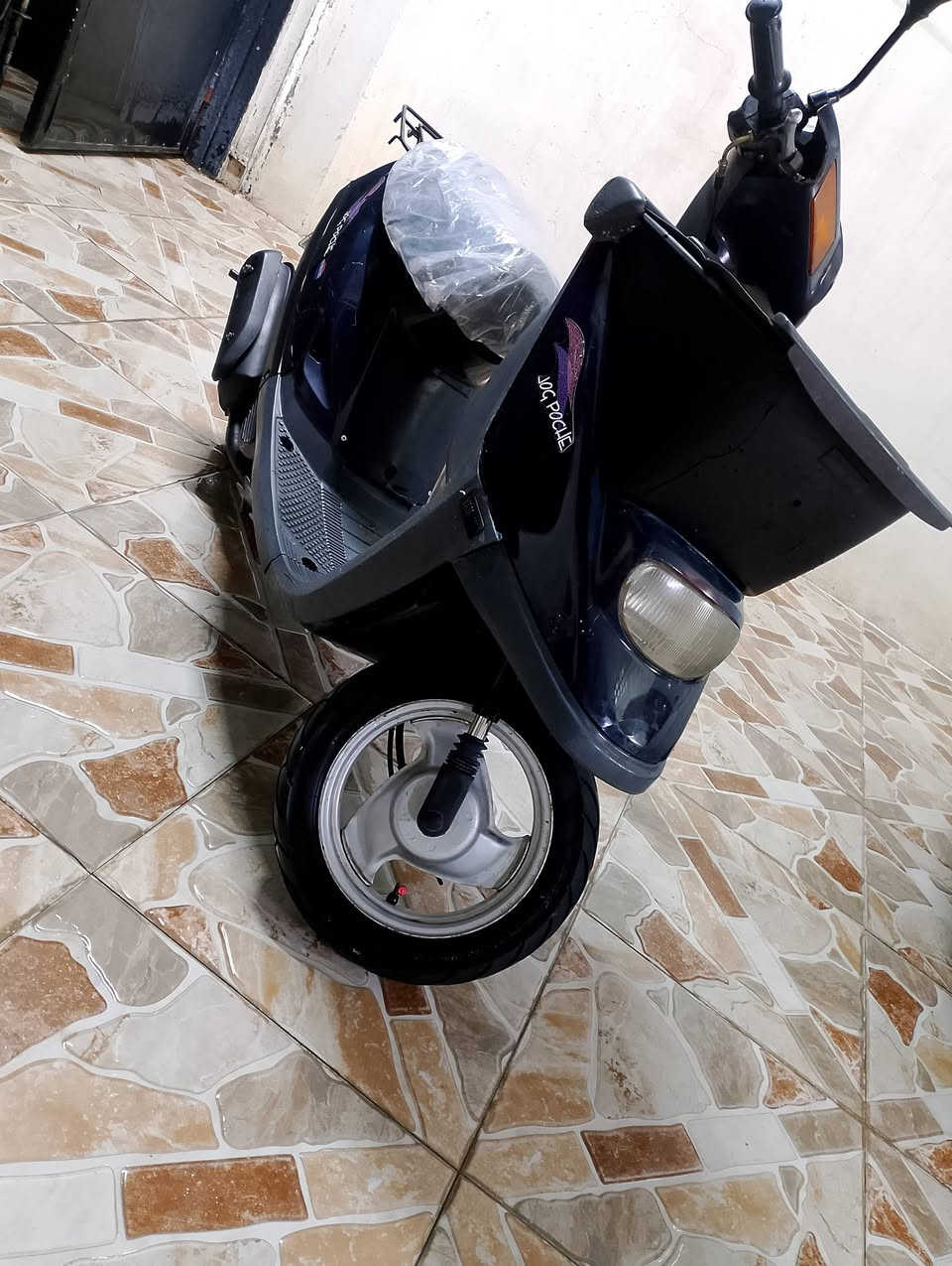 السلام عليكم، هذه الدراجة للبيع
النوع: ياماها (Yamaha)

المحرك: ما مفتوح وبدون أي مشاكل

الكهربائيات: كلها شغالة ونظيفة

العدادات: شغال (عداد السرعة ومقياس البنزين)

(البريك): يقف بمكانه، بدون أي عيب

الفطر (الشرائح/الكفرات): ما مكسور وجاهز بلادي

الإطارات (التواير): جديدة

السعر: 450 ألف ودش بيه مجال (قابل للتفاوض)

للتواصل والاستفسار، يرجى الاتصال على الأرقام التالية:
***********
***********

