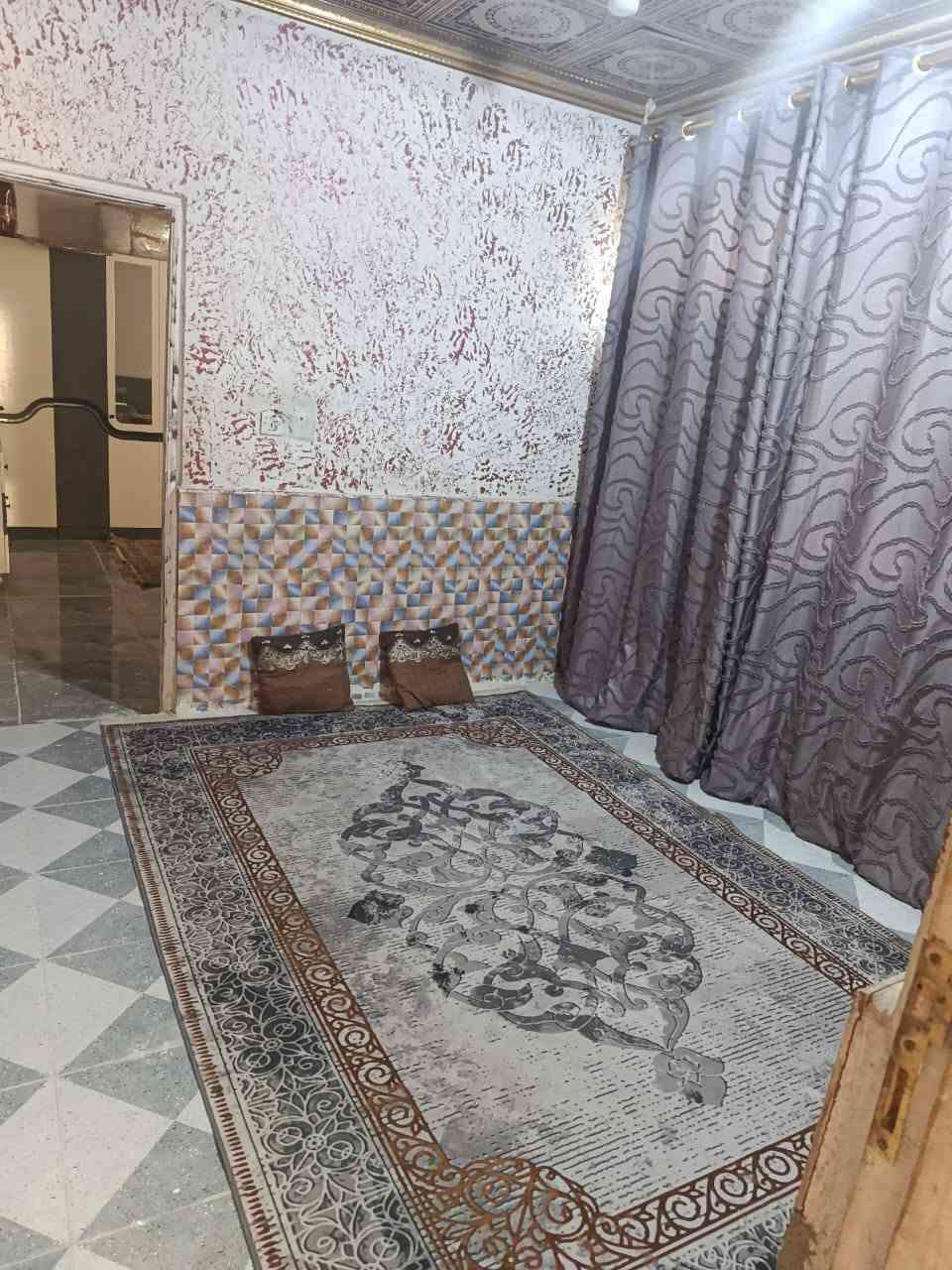 بيت لبيع مساعه 75متر 
يحتوي على غرفه وصاله ومطبخ وصحيات 
ارضيه بورسلين 
غرفه6×5
صاله3×3
مطبخ 3×5
مكشوفه
سعر 16مليون وبيه مجال 
براكيه شارع علكم قرب مدرسه وقريب على شارع علكم 
***********
