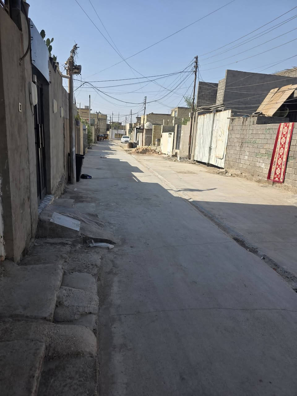 السلام عليكم بيت البيع المساحه ٢٠٠متر ١٠×20 نوع العقار سند اصفر البيت يحتوي على طابق ونص الطابق الأول غرفتين نوم وصاله ومطبخ واستقبال وحمام وتوالية خارجيه وتوالية داخليه البيت رتفاعه من الشارع ٧٠سانتيم ارتفاع البيت من الكاشير لسقف  ٣متر او٧٠سانتيم الطابق الثاني هيكل الشارع مصبوب صبه يحتوي على خدمات ماء كهرباء انترنت وطني الاستفسار اكثر على الرقام *********** او ***********
