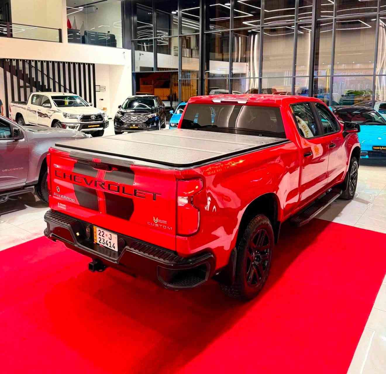 شوفرليت سلفرادو 
Chevrolet Silverado 
لون مميز احمر طماطة 
موديل 2022
فئة Z71 trail boss
محرك توربو 2700🚀
فور ويل 4X4
لايت و بكلايت ليد
رادار
شاشة و كاميرا
كشن كهربائي
ويالة 20 انج
ماشي 40 الف ميل
سيارة كلش نظيفة و جاهز ما بيه اي نواقص كلشي بشرط كير و محرك و كهربائي 
بيه صبغ جاملغ امامي سايق و جاملغ خلفي عكس سايق بدون ضرر داخلي 
ايرباك بس بردة طاك و راجعين سيستم
سيارة مرقم اربيل و جاهز تحويل ثاني يوم
سعرها 245$
العنوان /بغداد 
للأستفسار ***********
