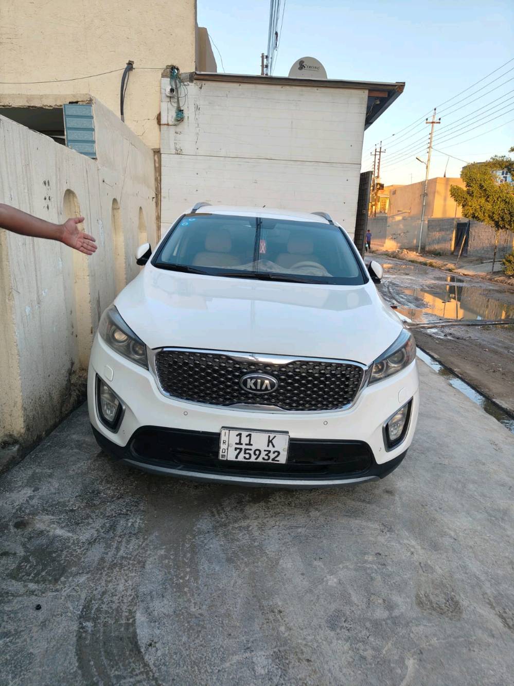 سورنتو 2017 

بصمة تشغيل

بصمة ابواب

حساسات خلفي وامامي

كامرة خلفية

محرك ٦ سلندر 

وباقي الموصفات معروفة 

بيهة باب بارد ورة الصدر