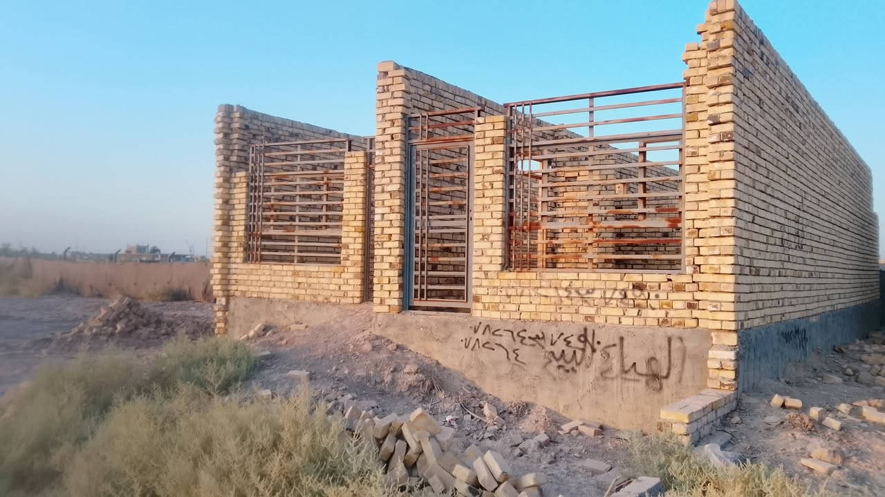 السلام عليكم من رخصه الدمن
هيكل للبيع مساحه 200م البناه يحتوي على
غرفه 1+صاله + حمام داخل الممر+ مطبخ حار وبارد + ملاحضه باقي غرفه وستقبال غير مبنيات + عنوان طريق المعاره حسينية الأمام السجاد  عل بزل يبعد عن الشارعه العام 500م يتوفر كهرباء ومي +  بيع مستعجل السعر30 وبيه مجال  الشراي اتصل على الرقم ***********+ ومراسله اصفحه

نص مكتوب في الصور:
- واجه مطبخ + صاله
- غرفه غير مبنيه استقبال غير مبني
- المطبخ 👈
- واجه الصاله 👈
- شباك الغرفه المتروكه
- حمام داخل الممر