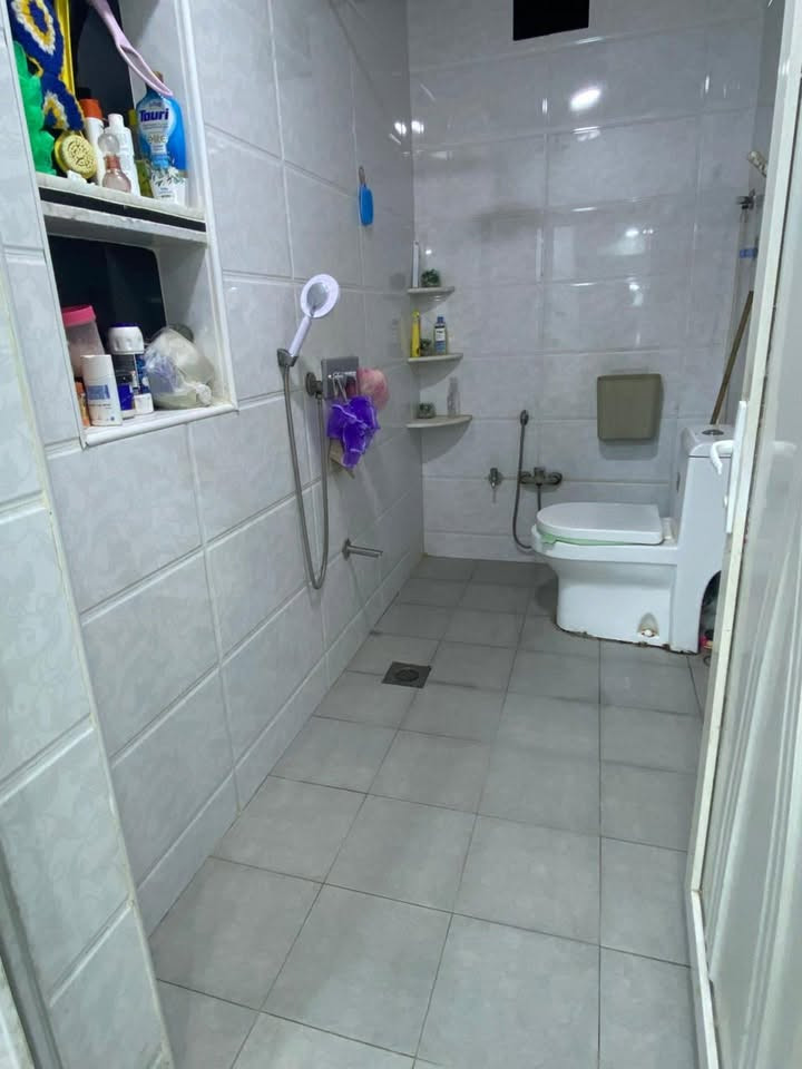 � بيت للبيع – منطقة النداء
📍 موقع مميز جداً

 • قريب شارع كربلاء
 • مقابل كريت مول
 • قريب شارع جامعة الكفيل
 • المنطقة قيد التطوير (تبليط ومجاري قريباً)

🔹 مساحة الأرض: 200 م²
🔹 عدد الغرف: 6 غرف
🔹 الاستقبال: 7×4
🔹 صالة رئيسية: 10×4
🔹 صالة إضافية: 4×2
🔹 غرفة : 7×6
🔹 غرفتين إضافيتين: 4×3
🔹 عدد الحمامات: 3
🔹 حديقة داخلية: 3×2.5
🔹 واجهة البيت: 10×20

✨ تصميم مريح ومساحة واسعة للعوائل***********
