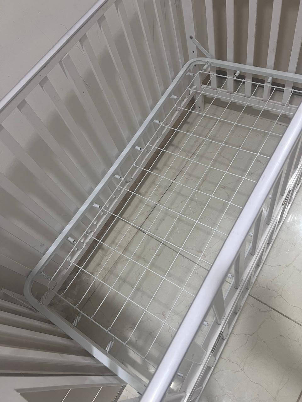 سرير اطفال هو ومندره طوله 120 × 60 السعر ٧٥ المكان البصره القديمه ***********
