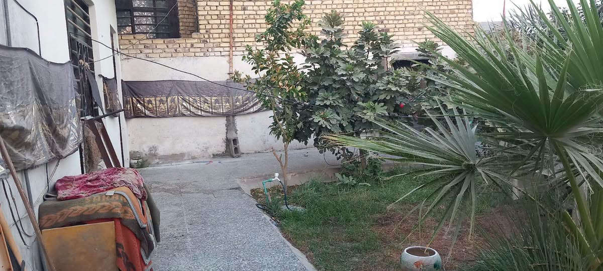 .ار 300 متر كوفه علوة الفحل شارع الرئيسي نهاية الشارع يحتوي على غرفتين وصاله ومطبخ وتخاريج وستقبال بسعر 65 مليوون /////***********
