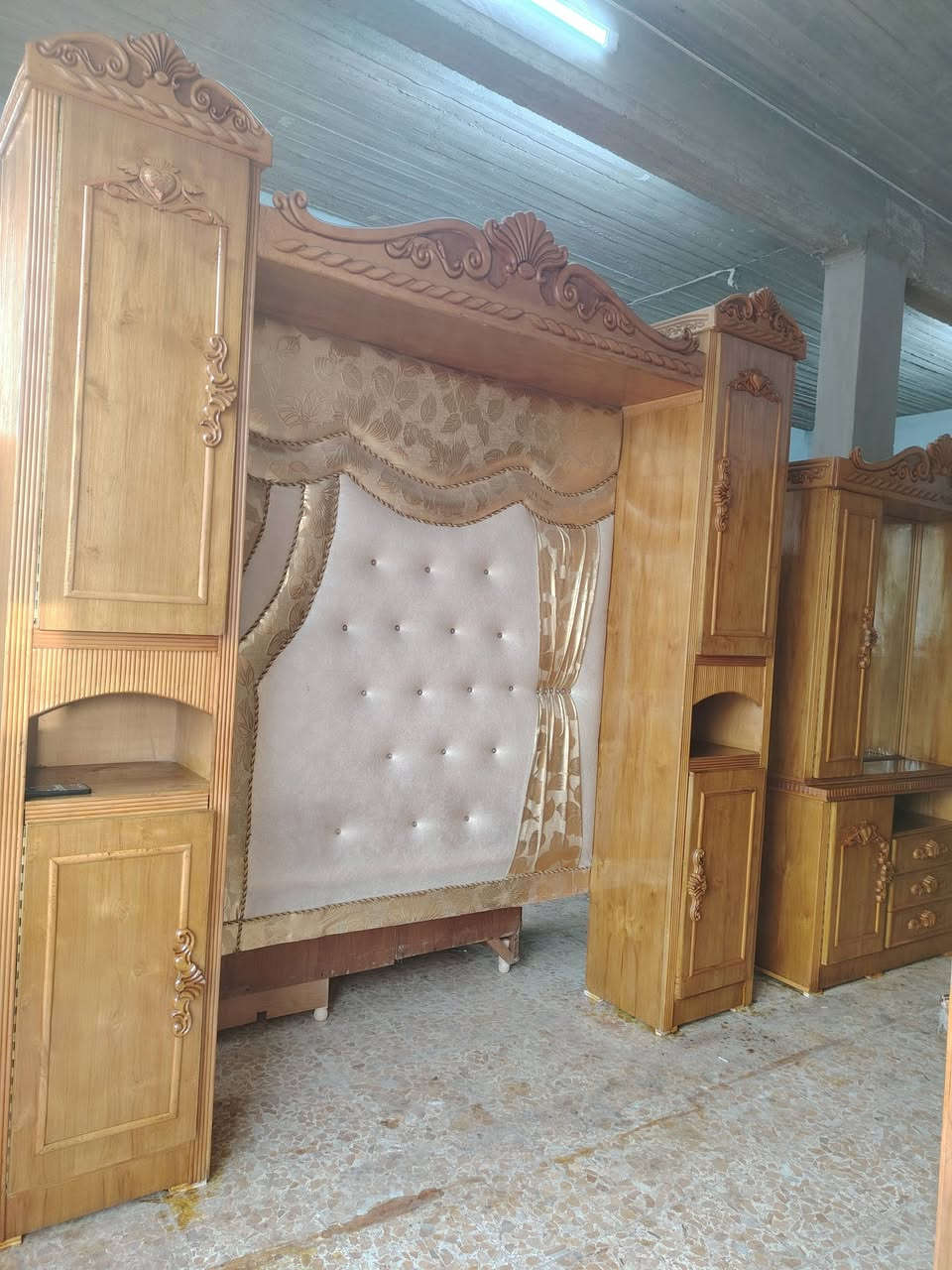 غرفة نوم • خشب ثقيل • للبيع