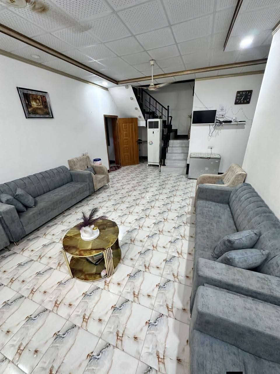 #فرصة_مميزة_بسعر_مناسب

🏡 بيت للبيع – في منطقة حي موسى الكاظم ( ع )

📍 الموقع: قرب  محطة الكهرباء الثانية 

📐 المساحة: 228 م². ركن

🔹 الطابق الأرضي:
• براني
• غرفة نوم
• صالة
• مطبخ
• صحيات داخلية وخارجية
• كراج

🔹 الطابق الثاني:
• 4 غرف نوم
• صالة
• صحيات عدد 2

🏗️ البيت مشتغل بيه حفر وحدل، والأساس شريطي 50×50.

🔄 يرهم  مراوس بقطعة أرض في الجربوعية الـ6000 أو منطقة الـ36، مع دفع الفرق حسب الاتفاق.

📸 💰💰لمعرفة السعر  اكتب تم في التعليقات او اتصل ع ارقام المكتب

عنوان المكتب:
الجربوعية ال6000 – شارع حيدر الحداد – مقابل مدارس العتبة.
 
 للتواصل على الأرقام:

📞 ***********
📞 ***********
