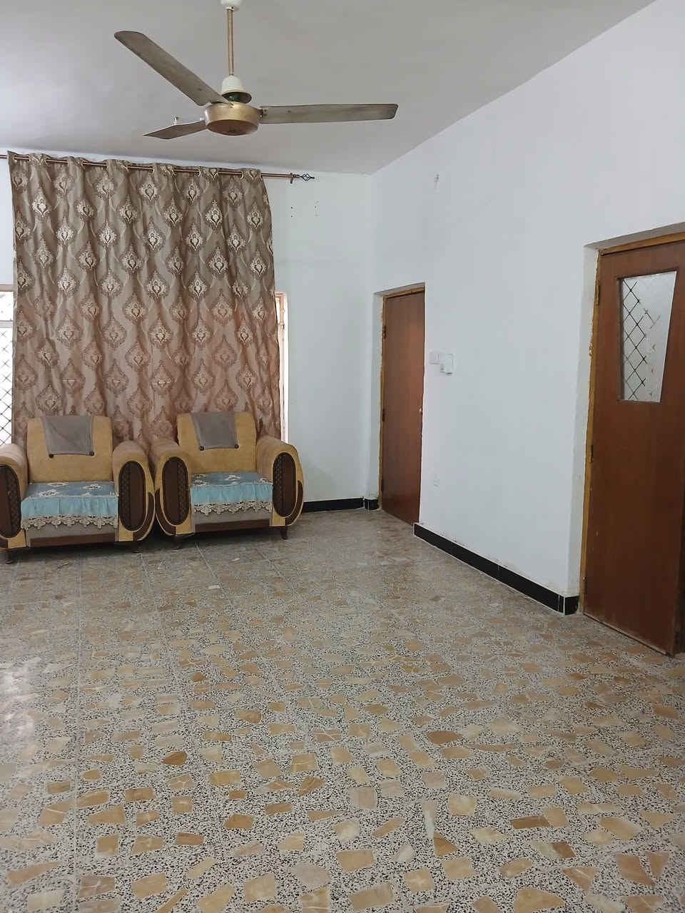 الدار للبيع ٢٠٠م حي الجهاد الرفاق الأولى خلف الالعاب تجارى شارعه عرض ٢٠ واجهة ١٠  نزال ٢٠  البيت سند مستقل باسمي مباشر طابقين مسلح بناء كلاسك قديم ترميم جديد البيع كامل او تقطيع الى ١٠٠ كل نصف 
بسعر قطعة ارض تفليش 
البيت تجاري  قرب السنتر 
***********  واتساب أو اتصال 
موقع البیت بشارع النجدة مقابل سنتر الحسنين
