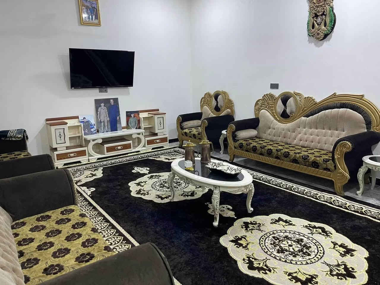 بيت للبيع مساحة الگاع 375م مساحة البناء 250م متكون من 
غرفتين +صالة كبيرة+مطبخ+استقبال ومدخل+گراج سيارة+حديقة جانبية. بناء بلوك البناء حديث. شارعة 7 مترات 
مكانه حي الجولان الثانية قرب صيدلية عطر الربيع

للاتصال: ‭*********** او ***********
