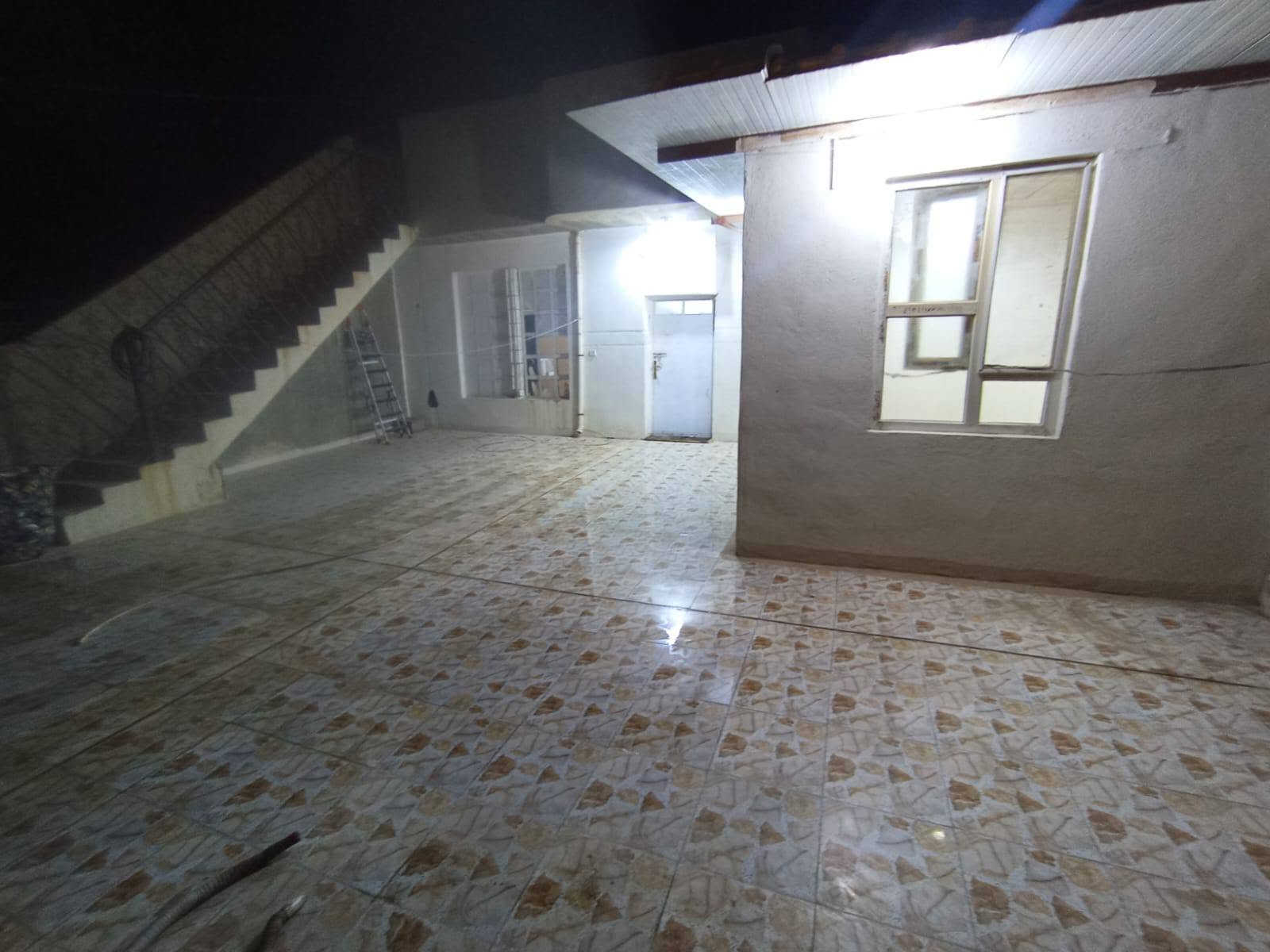 مشتمل للايجار طابق اول درج خارجي معزول غرفتين وصاله وحمام ومطبخ وسطح سيراميك الزراعة شارع 60مقابل محطة وقود الرماح ايجارها 250هاتف ***********
